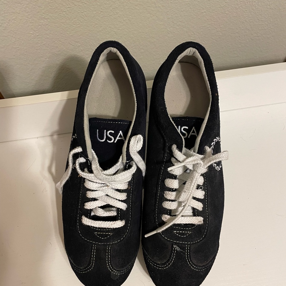 Mens size 9 Roots sneakers. Navy blue